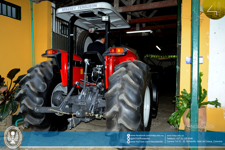 Entrega de nuevo tractor para CEDEAGRO