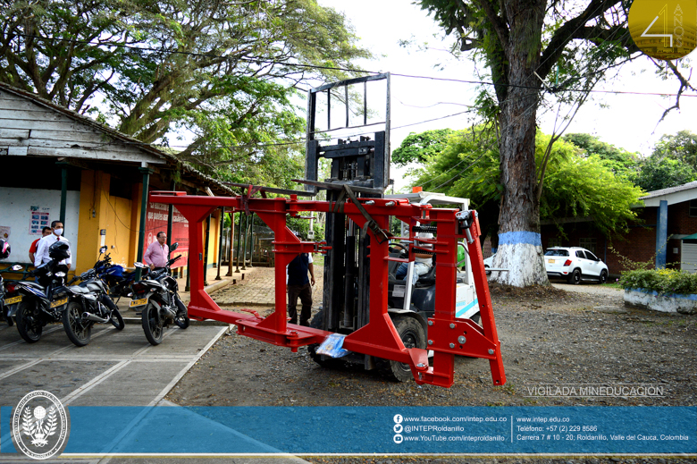 Entrega de nuevo tractor para CEDEAGRO