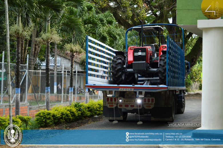 Entrega de nuevo tractor para CEDEAGRO