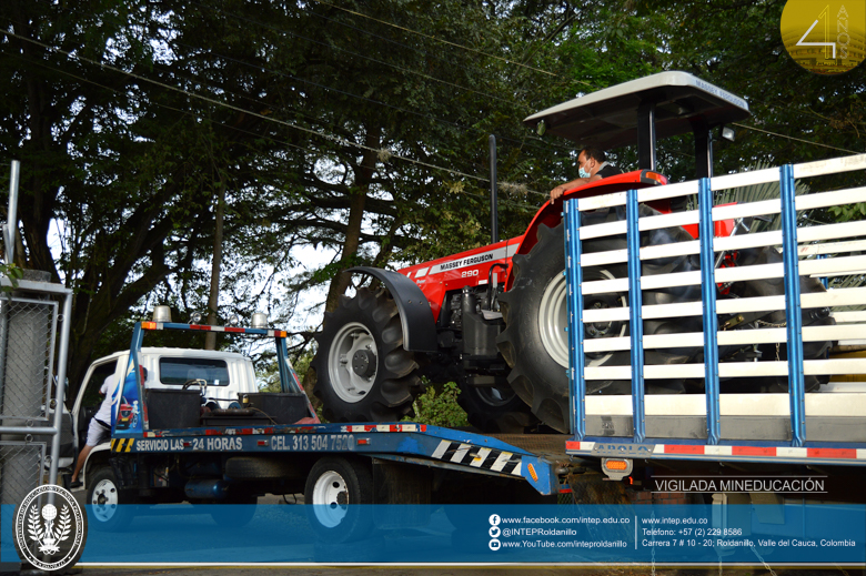 Entrega de nuevo tractor para CEDEAGRO