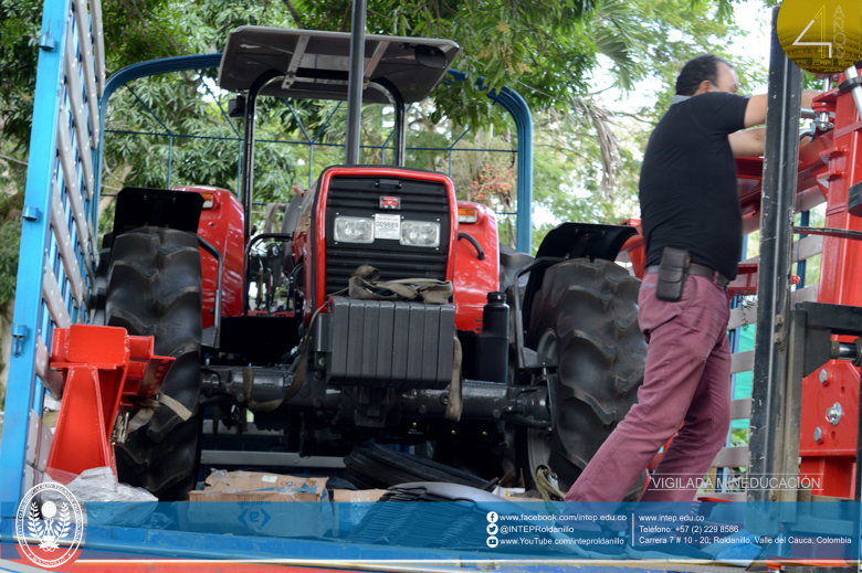 Entrega de nuevo tractor para CEDEAGRO