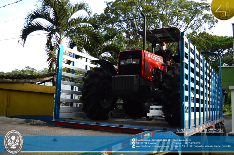 Entrega de nuevo tractor para CEDEAGRO