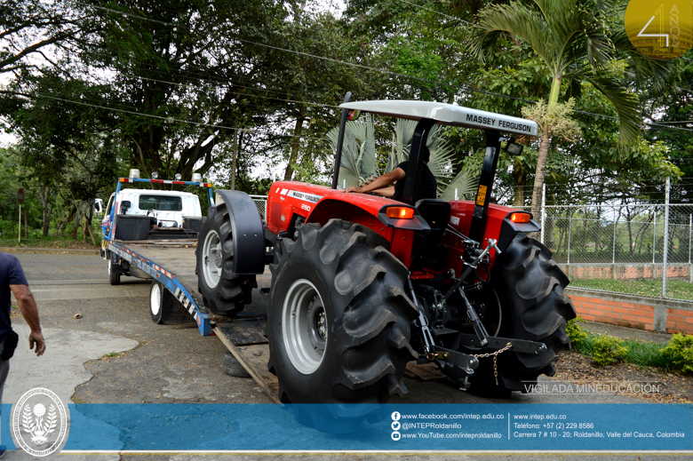 Entrega de nuevo tractor para CEDEAGRO