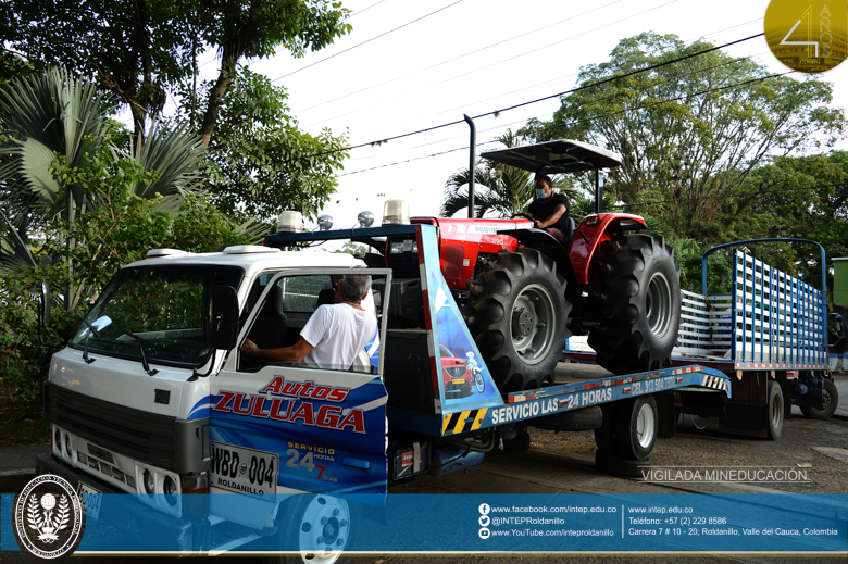 Entrega de nuevo tractor para CEDEAGRO