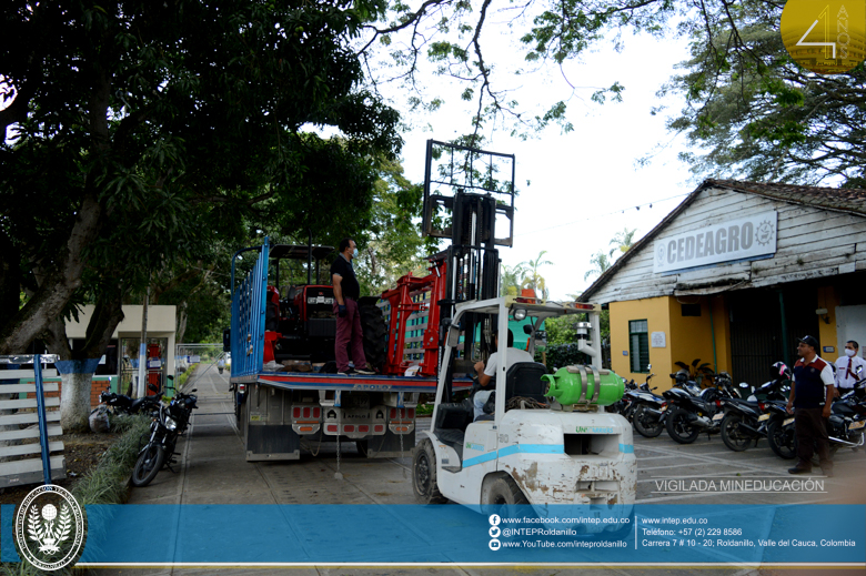 Entrega de nuevo tractor para CEDEAGRO