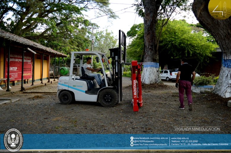 Entrega de nuevo tractor para CEDEAGRO